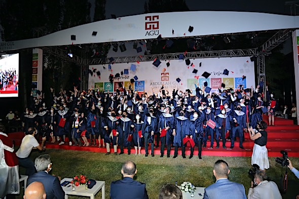 AGÜ’de Mezuniyet Sevinci