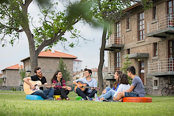 AGÜ, Öğrenci Memnuniyetinde Türkiye 1’incisi