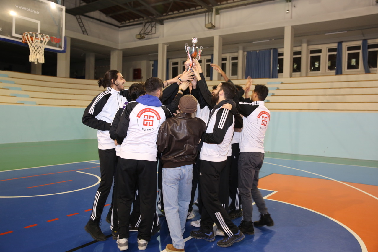 AGÜ Erkek Basket Takımı Yenilgisiz Şampiyon